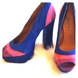 !EVERYTHING GOES! Steve Madden suede pumps.